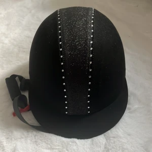 CRW hjälm - Jättefin ridhjälm för barn! Är använd ett fåtal gånger och är som ny. Den är justerbar. Nypris var ca 800kr från hööks.