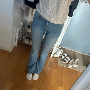 Bootcut jeans  - Säljer dessa snygga jeansen från Only. Medelhög midja i storlek M, längd 32. Jeansen är i gott skick då de inte har används så mycket.  Skriv privat vid frågor!💞