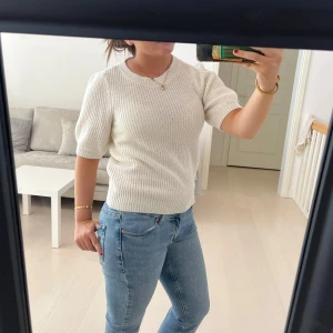 Stickad korttröja - Stickad tröja med kortare ärmar. Inga deffekter på tröjan dvs att den ser ut som nyskick!