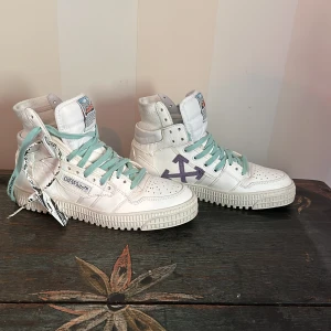 Off white sneaker - Storlek 38 men lite större i storlek, bara använt ett fåtal gånger men fortfarande lite smutsiga. Säljer pga att jag växt ur dem. Finns kvitto från illum i Köpenhamn då nypris är 4000 dkr (runt 6000 sek) 