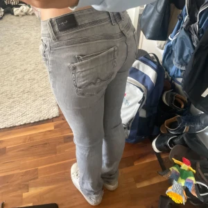 Pepe jeans  - Säljer dessa skit snygga slutsålda pepe jeans som e köpta från zalando, dom har använts en del och har lite slitage nere vid benet men vill ändå sälja för ett bra pris! Priset kan sänkas vid snabb affär!💕💕