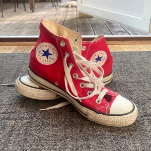 Röda converse - Röda converse i bra skick som jag inte använder längre för dem är lite för små! Lite smutsiga men det går att tvätta bort. Storlek 37 :)
