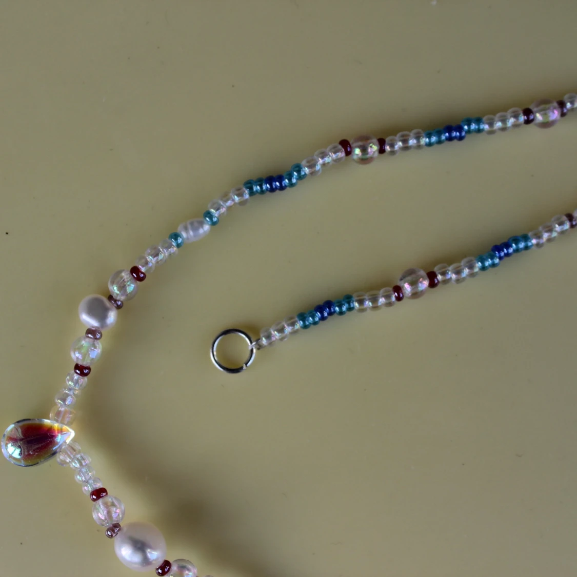 Färgglatt pärlhalsband med skimrande detaljer - 93