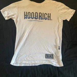 hoodrich t-shirt - Säljer den pga den e för liten, använd 3-4 ggr. Den är xs men passar s. Priset kan diskuteras vid snabb affär