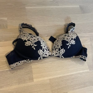 Intemissimi bh - Säljer denna superfina intemissimi bh i storlek 70 D. Bra skick!