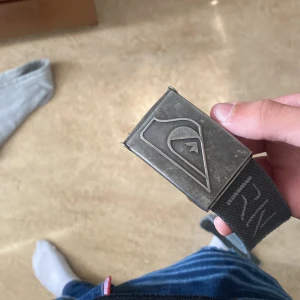 Grått bälte från Björn Borg - Säljer ett grönt bälte från Björn Borg med en cool metallspänne. Bältet har Björn Borgs logga tryckt längs hela bandet och spännet har en snygg, sliten look. Perfekt för att ge din outfit en sportig touch!