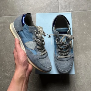 Philippe model  - Säljer nu dessa feta skor från Philipe model. Fet blå färg och i riktigt bra skick. Storlek 40 och true to size. Box fås med vid köp! Priset är förhandlingsbart vid snabb affär 