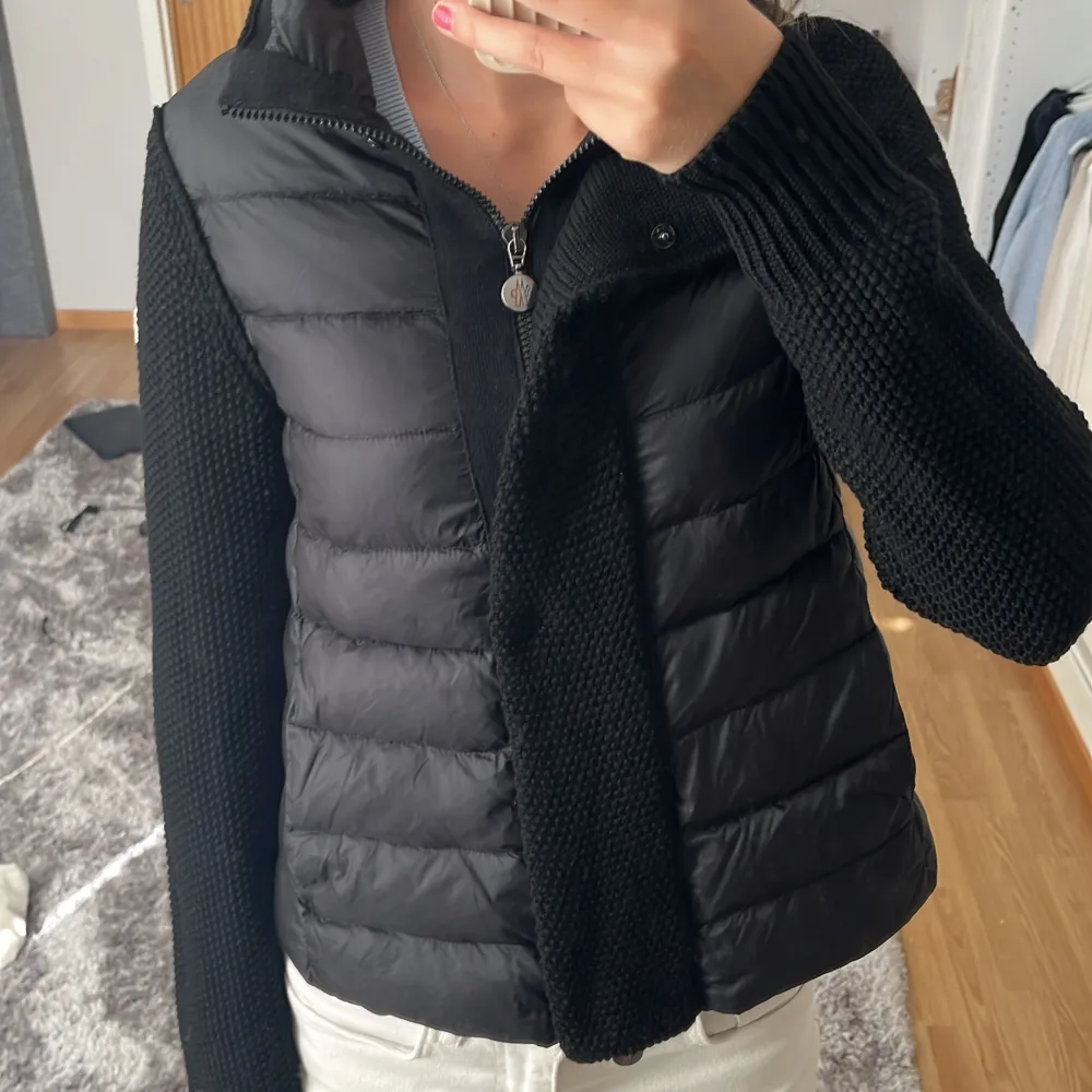 Säljer denna jättefina cardigan från Moncler. Jag köpte den från Vongrevencloset där det är äkthetsgaranti, jackan är en äldre modell därav ser scannern annorlunda ut. Passar XS och S. Vill bli av med jackan så priset kan förhandlas!💗. Jackor.