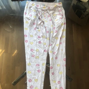 Ett par pyjamasbyxor - Ett par rosa pyjamasbyxor med munkar som mönster