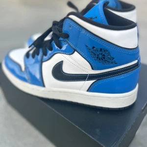 Jordan 1 SE Mid Signal Blue - De har blivit för små och har knappt använt har kanske använt dom fem gånger,de ser helt nya ut och de har kostat 3200.