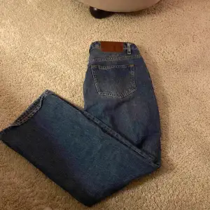 Dessa tvär feta jeans blev lite för stora för min smak men de är inga defekter och knappt använda storleken är 29/30 och modellen är Lisa 