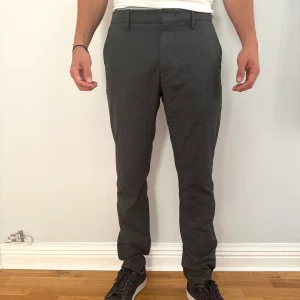 Kostymbyxa från NN07 - Säljer mina kostymbyxor från NN07/ No Nationality. Byxorna är i bra skicka och är i storlek 32/32