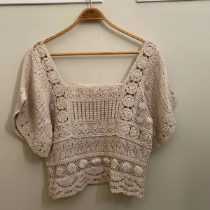 Virkad topp - Virkad beige topp från Drole De Copines, från Paris. I perfekt skick. 
