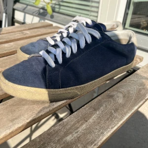 Ysl skor - Säljer dessa riktigt snygga Ysl skor🙌 Modell: 06✨  Skicket är okej, använda. Små defekter här och där (be om bild) Men det är ingenting man själv eller andra tänker på när man bär de✨  De är helt klart användbara🌟 Skriv vid minsta fundering🤝 