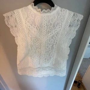 Jättefin blus - Superfin blus från only i storlek xs💕💕säljer för att den inte kommer till användning, använd 1 gång så den är i nytt skick🤍 pris kan diskuteras (köpt för 450kr) 