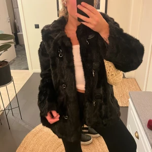 (By) MALINA päls jacka  - Säljer min sååå snygga Danyelle pälsjacka från (By) Malina!! Använd få gånger. Svart, snygga knäppen i skin och stål/silver.  Otroligt snygg till höst/vinter!  Fusk päls Nypris 5000kr  