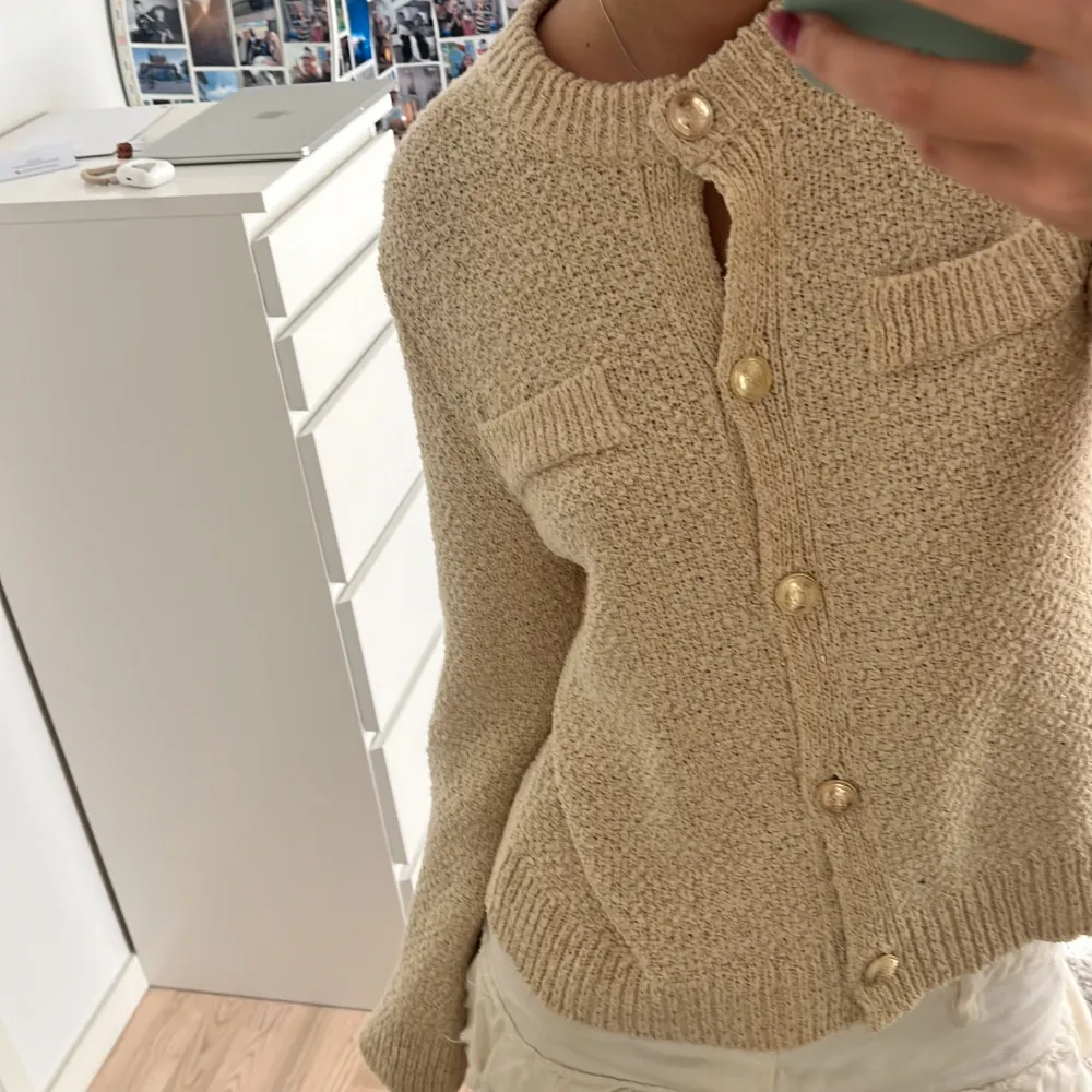 Beige/ guldig kofta!💓💓storlek xs men är i en oversized modell!. Tröjor & Koftor.