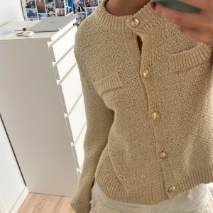 Kofta - Beige/ guldig kofta!💓💓storlek xs men är i en oversized modell!