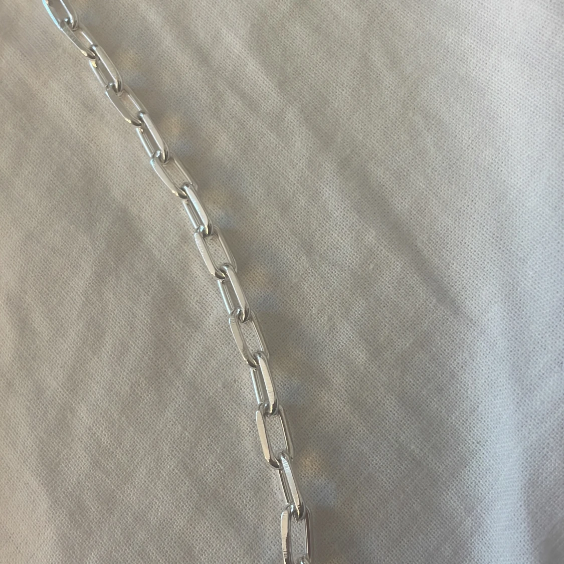 Två silver halsband. - 93