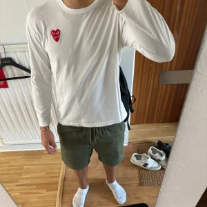 CDG tröja - Säljer nu denna riktigt feta Ami tröja! Riktigt bra skick och inga defekter! Är storlek L men sitter som S/M! Hör av er vid funderingar!