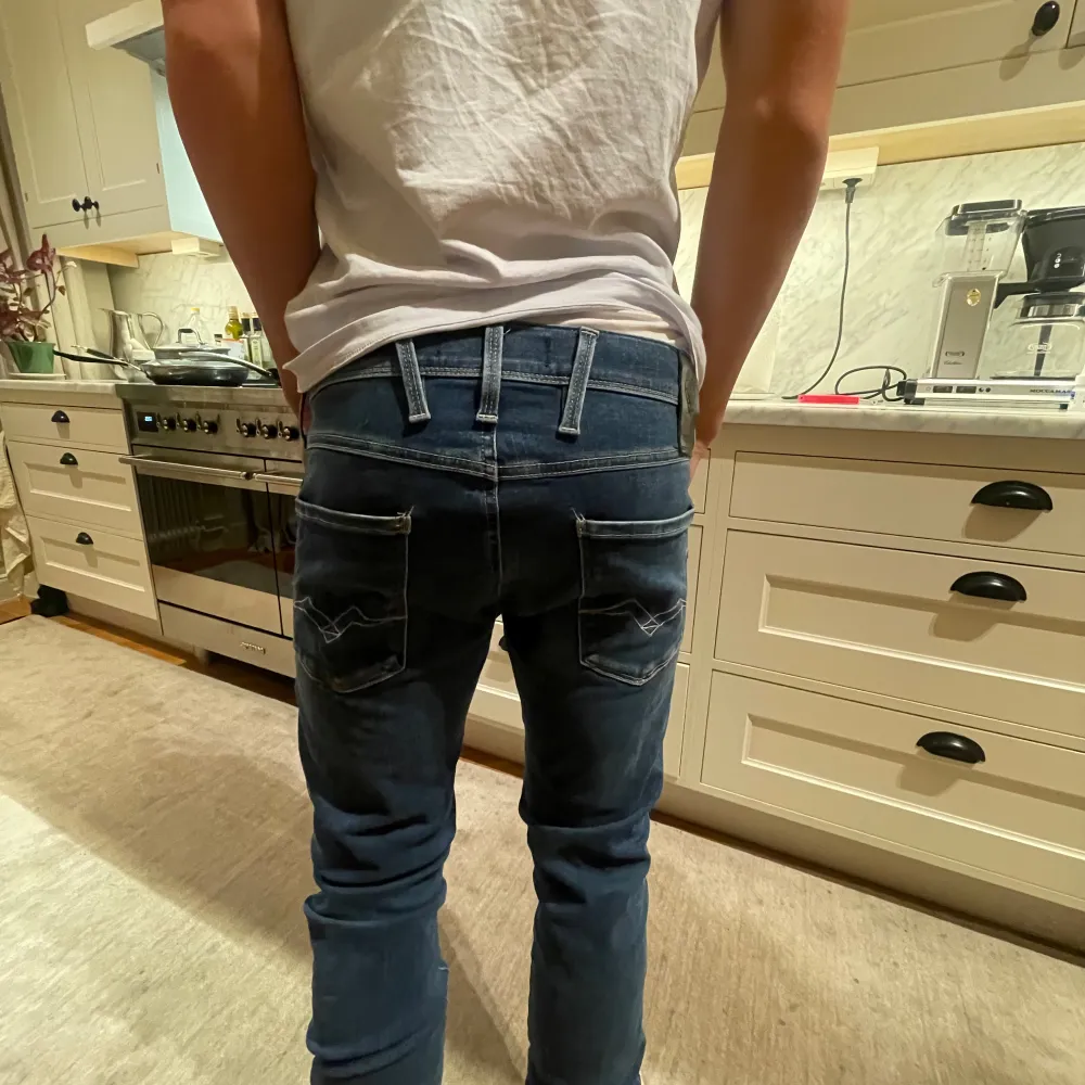 Replay jeans modellen anbass! Han på bilden är 176 men är dock lite för små, skulle passa bättre på nån som är runt 170. W30 L34. Jeans & Byxor.