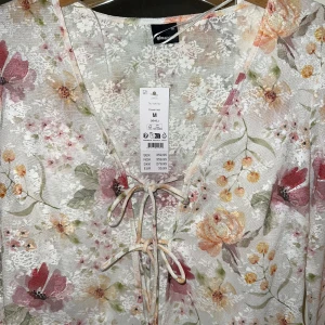 Blus  - Fin blus från Gina  Helt oanvänd  Super fin! 