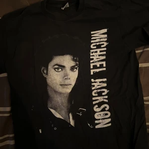 Michael Jackson T-Shirt - Jag säljer min gamla Michael Jackson tröja som jag inte kan ha längre eftersom att den har blivit för liten för mig. Och iom att den har blivit för liten för mig så har den inte använts på ett tag. Och den är väl använd, men den är i gott skick.