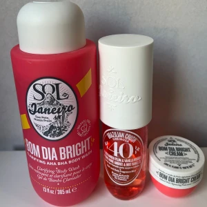 Sol de janeiro 40 - Säljer dessa sol de janeiro 40 produkter tillsammans! - Body mist 90 ml mindre än halva kvar - Body wash 385 ml nästan helt full - Mini body cream 25 ml se på bilden hur full den är Säljer allt för 250 kr tillsammans