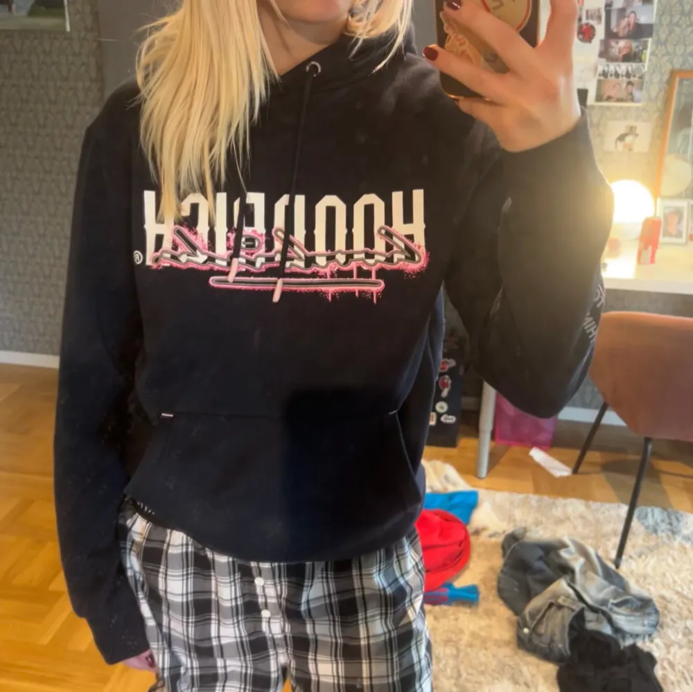 Hoodrich hoodie som nästan är helt oanvänd. Använd gärna köp nu💓. Hoodies.