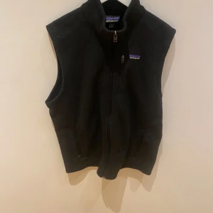 Patagonia väst - Tja säljer nu en sjukt snygg patagonia fleece väst i väldigt bra skick. Västen är i storlek L och perfekt inför hösten som kommer. Hör av dig vid minsta fråga 😁