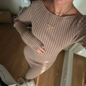 Bymalina klänning  - En såså elegant och fin brun klänning från ByMalina. Otroligt fin i ryggen ✨Storlek M men passar mindre och större beroende på önskad passform.
