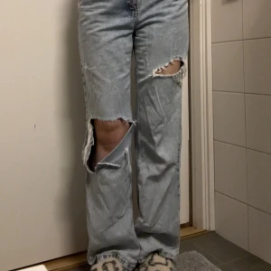 Håliga jean - Jeans med medelhög midja. Jätte cute jeans men använder ej längre. Köpte dom för ca 2 år sedan på HM. 