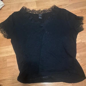 Svart spets tshirt  - Svart tröja med fin spets från Lindex, jättebra skick💕