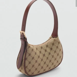 Handväska från Mango - I fint skick, knappt använd. Inköpspris 419kr. Min egna bild är tagen i mörkt rum med blixt så därför ser den lite gråaktig ut  25.0x16.0x6.0 cm (Längd x Höjd x Bredd).