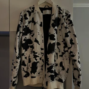 Bomber jacket - Bomber jacka med unik design. Köpt för 1200 kr