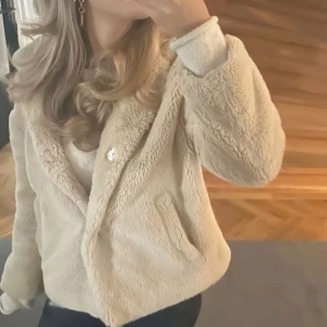 Teddyjacka - Fin nästan helt oanvänd fluffjacka från zara