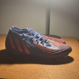 Adidas predator 2022 - Säljer nu mina gamla fotbollsskor knappt använda, riktigt bra skick och är i storlek 40. Kan användas på både konstgräs och riktigt gräs. Nypris 1400kr mitt pris 300kr👌