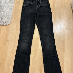 Lågmidjade jeans från zara - Fina bootcut jeans i bra skick som använts fåtal gånger. Storlek 36