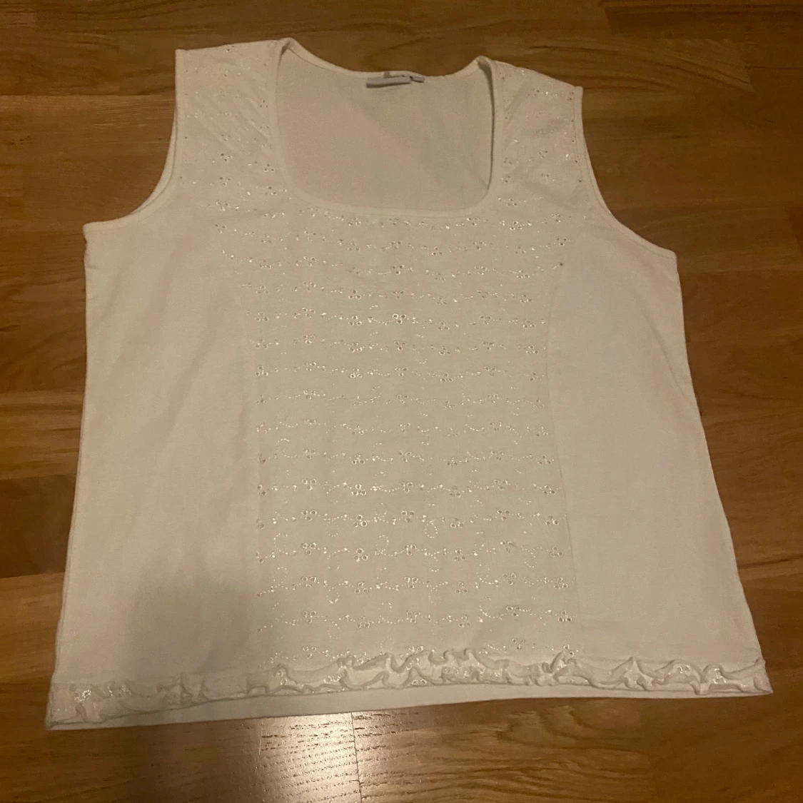 Vitt linne med detaljer 