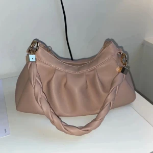 Rosa väska🩷 - Säljer denna rosan väskan från Nelly 🩷 Använd i nyskick☺️ Bilder skickas vid intresse/endast seriösa köpare🫶🏻