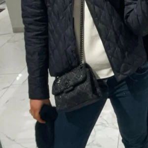 Kurt giger väska - Säljer denna superfina svarta Kurt giger handväska i den lilla storleken med svarta stenar på!💓 Köptes i vintras men säljer nu då den inte kommer till användning längre! Hör av er vid frågor eller annat💕kan sänka pris vi snabb affär!🥰