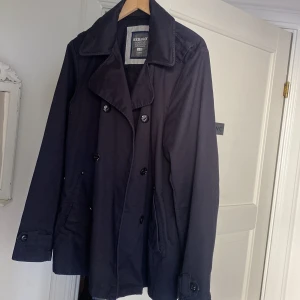 Sebago Marine Classics - Sebago Marine Classic seglarjacka i svart. Storlek L. Säljer eftersom den sitter lite stort på mig. Oanvänd och är i bra skick!  Skulle kunna säga att den passar på någon som bär strl M/L. Pris kan diskuteras vid snabb affär!