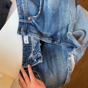 Snygga jeansshorts från zara, midrise, aldrig använda🩷