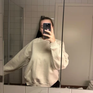 Sweatshirt från Gina - En beige sweatshirt från Gina i storlek XL men sitter som L. Supermysig och i bra skick💕 Hör av er vid frågor🌸