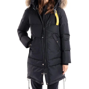 Parajumpers longbear damjacka  - Väldigt sparsamt använd, nyskick. Pris kan diskuteras vid snabb affär. Har kvitto och prislapp kvar. Nypris är ca 11 000 kr (utan päls).