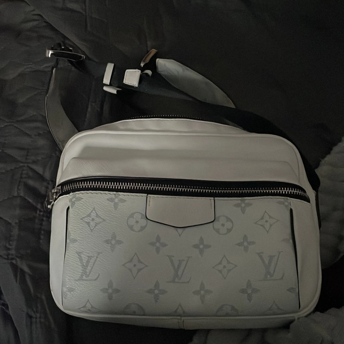 Vit axelväska med monogram