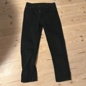 Levi Strauss & Co 615 02 - Säljer ett par svarta levis 615 02 jeans, väldigt snygga och stilrena. Säljer pga att de inte passade mig. Priset är diskuterbart ☺️midjae storleken är 33 men jag som vanligtvis har 32 kunde inte knäppa dem, därför skulle jag säga att de är mer w30 eller w31.