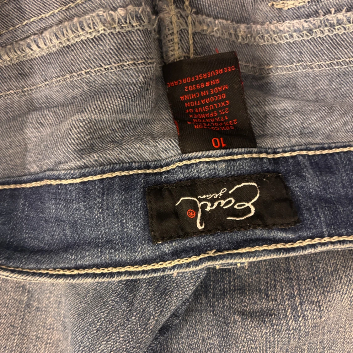 Blå jeans med broderade detaljer - 92