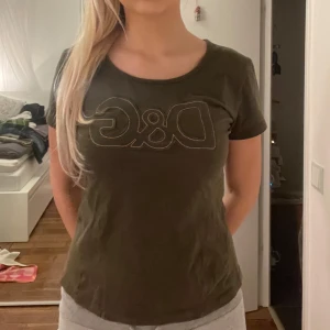 D&G topp - Kommer tyvärr inte till användning längre. Jätte snygg sitter som en M/L