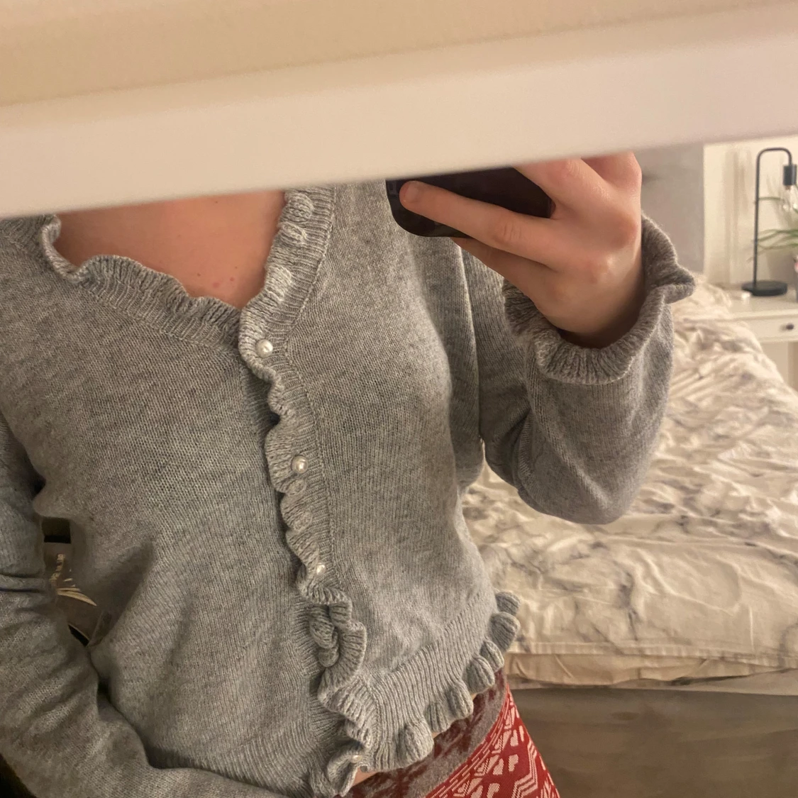 Grå kofta med volangdetaljer - 91